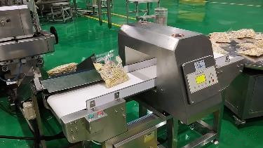 食品金屬探測器檢測作業(yè)